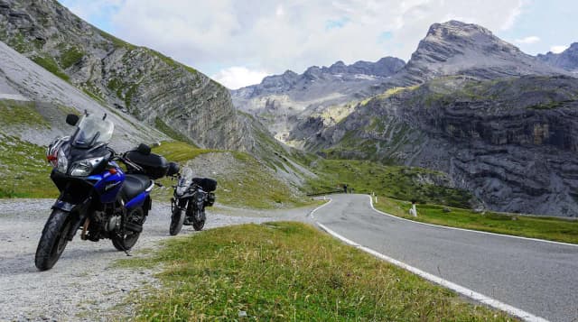 Niezapomniane trasy motocyklowe w Alpach – odkryj piękno i emocje