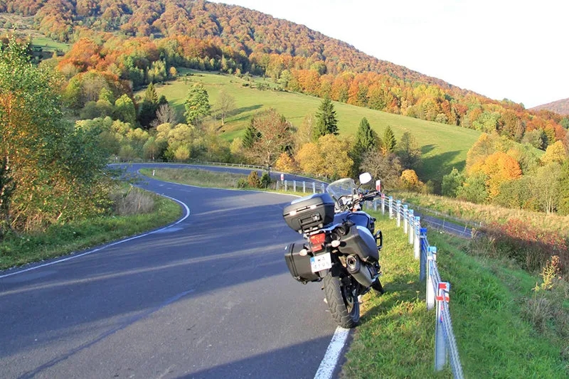 Najlepsze trasy motocyklowe na Kaszubach: atrakcje, bezpieczeństwo i praktyczne porady