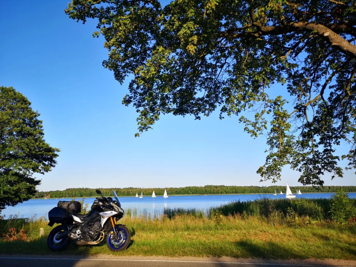 Najlepsze trasy motocyklowe na Mazurach: planuj bezpieczną i niezapomnianą przygodę