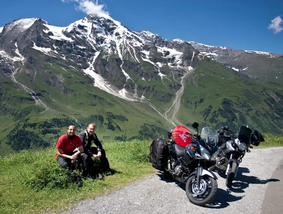 Najlepsze trasy motocyklowe w Alpach: bezpieczne i widokowe drogi dla każdego motocyklisty