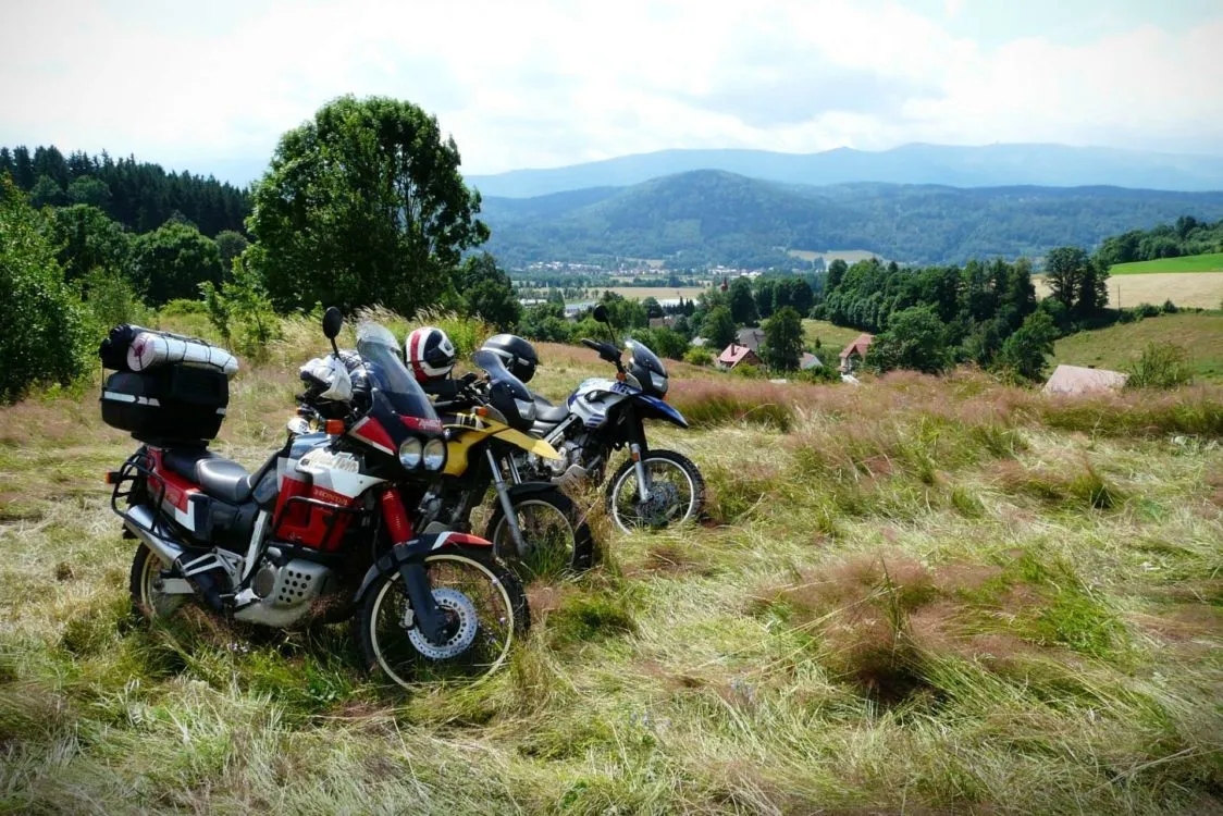 Najlepsze trasy motocyklowe w Czechach: malownicze drogi i praktyczne porady