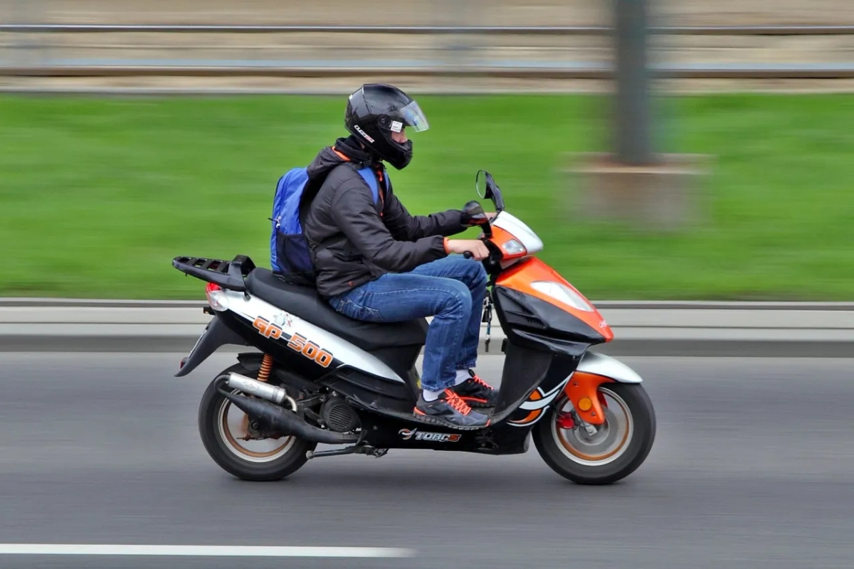 Czy można jeździć motorowerem na dowód? Oto co musisz wiedzieć